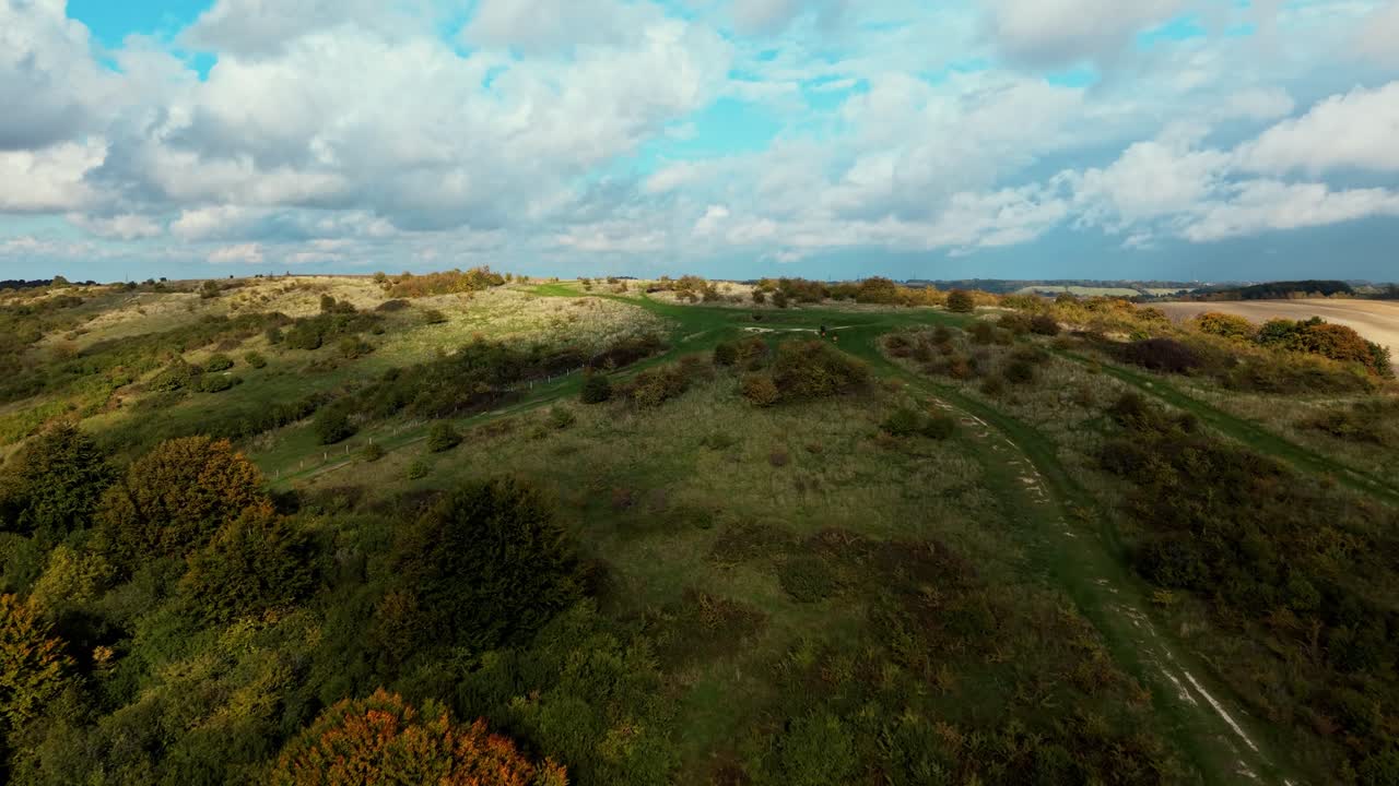 Droneopptak fra luften av bølgende åser og åpent landskap i South Downs nær Lewes, East Sussex, England, som viser naturlandskap, jorder og landlig terreng.