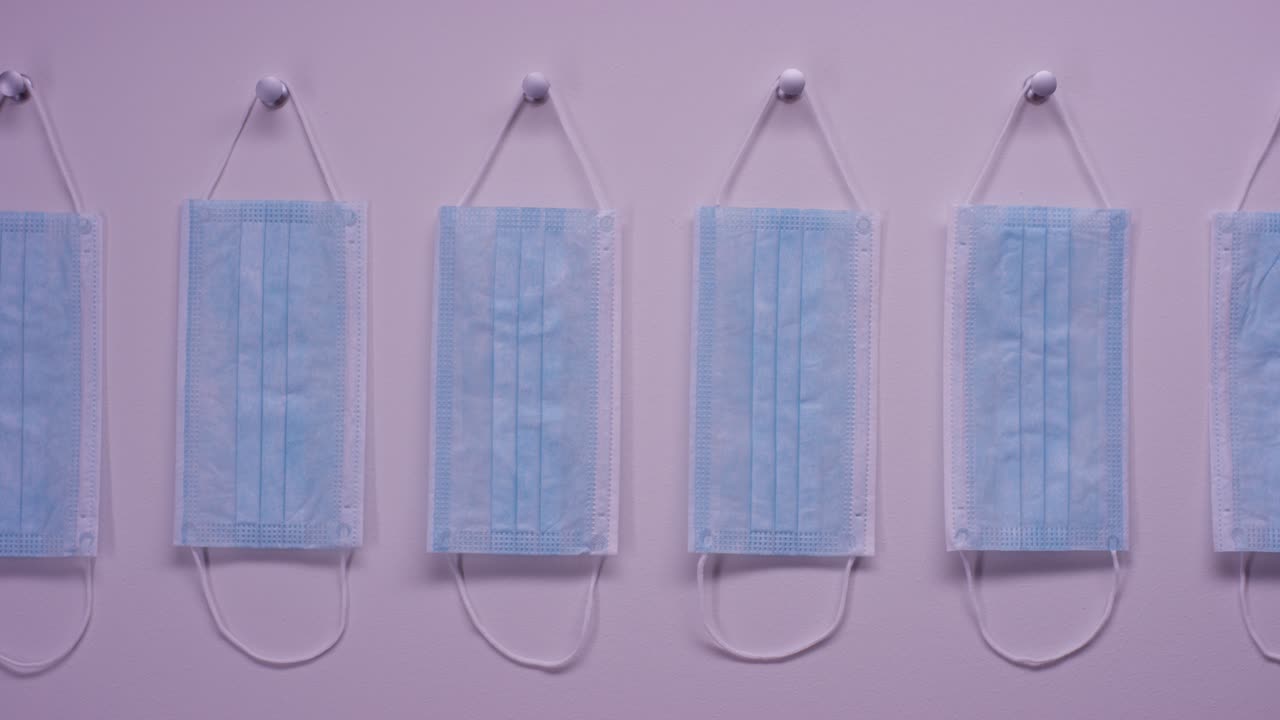 máscaras para la cara colgando de una pared