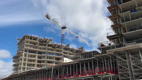 construcción de grúas de construcción desarrollo de condominios residenciales en el centro de la ciudad