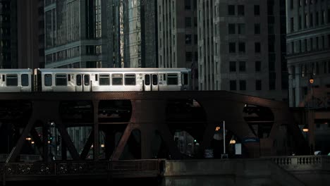 El-Río-Del-Tren-De-Chicago-Vuela-Sobre-La-Vista-Del-Tren-En-Movimiento-De-La-Ciudad