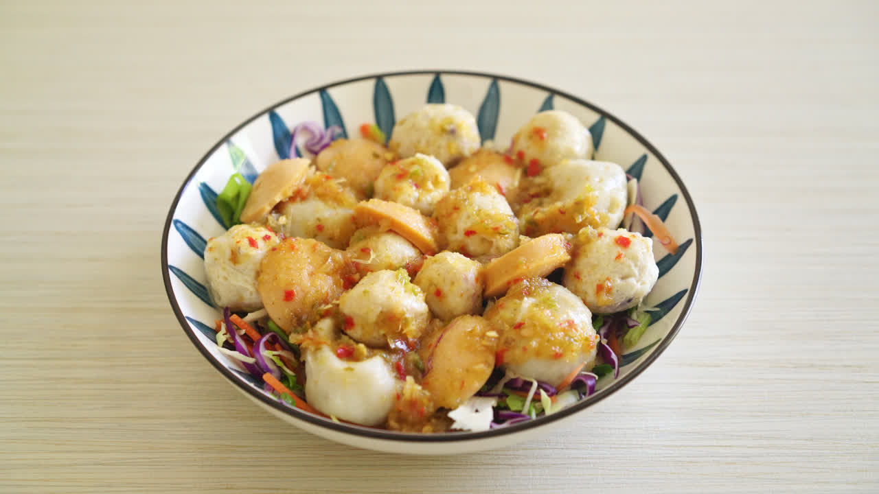 미트볼과 피쉬볼 매운 샐러드 - 건강식 스타일