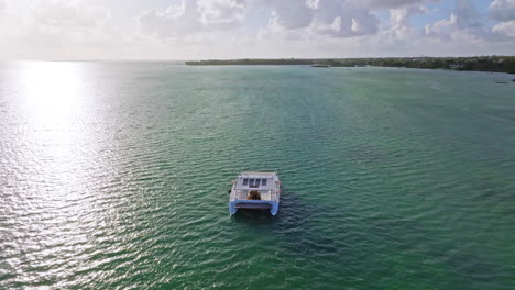 Vista-Aérea-De-Un-Catamarán-Navegando-En-Alta-Mar-En-Un-Océano-Tropical