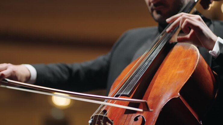 musicista sta suonando il violoncello ritratto del violoncellista nella vecchia opera o nella sala filarmonica