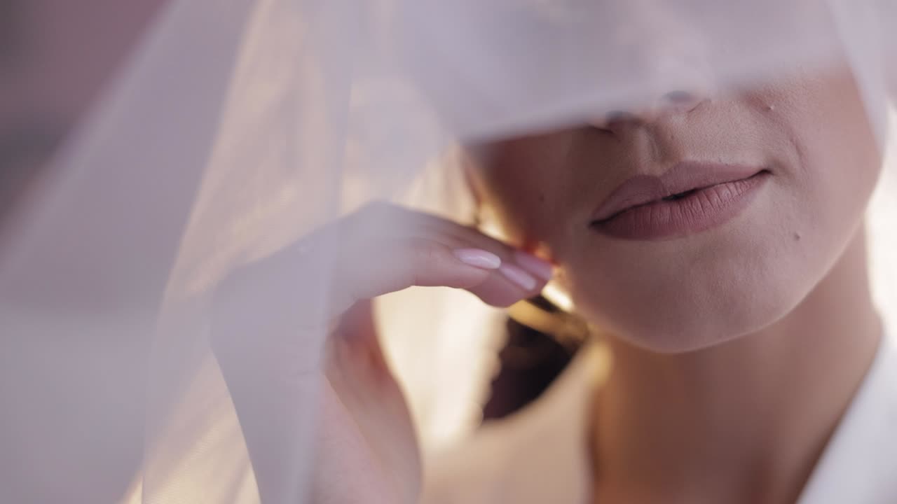 Una bellissima sposa con un velo bianco