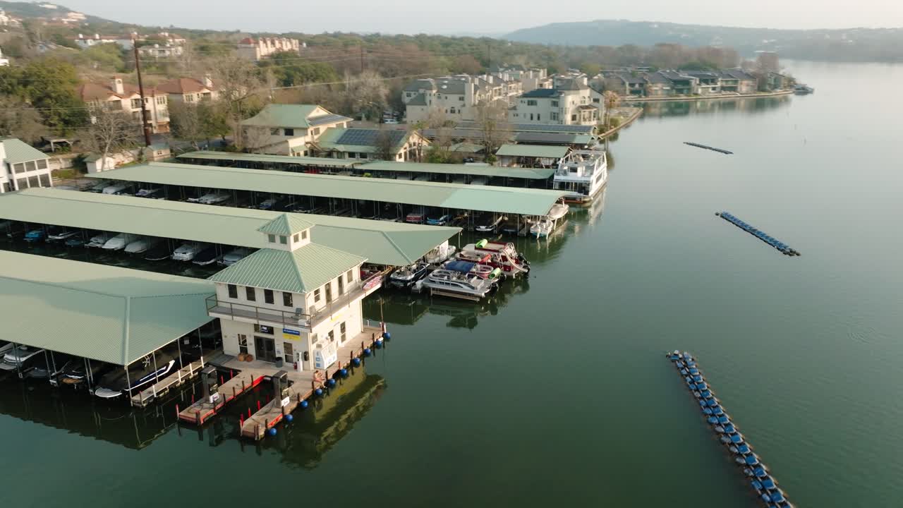 오스틴 호수 선착장과 보트는 4k의 일출 시 오스틴, 텍사스 공중 궤도인 웨스트레이크에서 미끄러집니다.