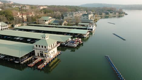 puerto deportivo del lago austin y embarcaderos en órbita aérea de westlake, austin, texas al amanecer en 4k