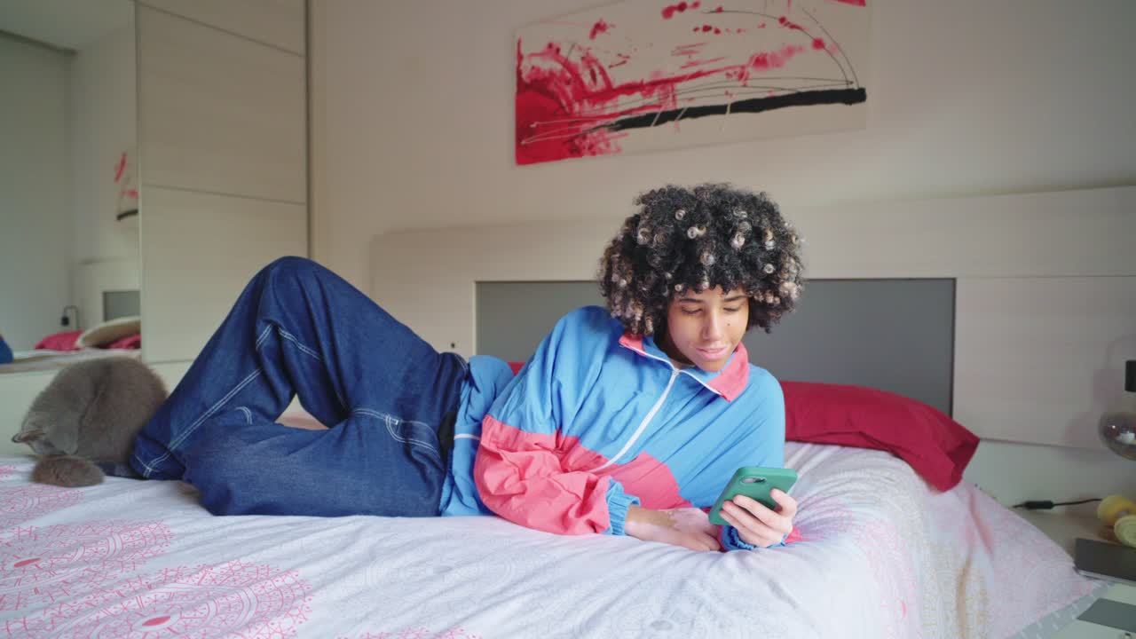 mujer usando un teléfono en la cama