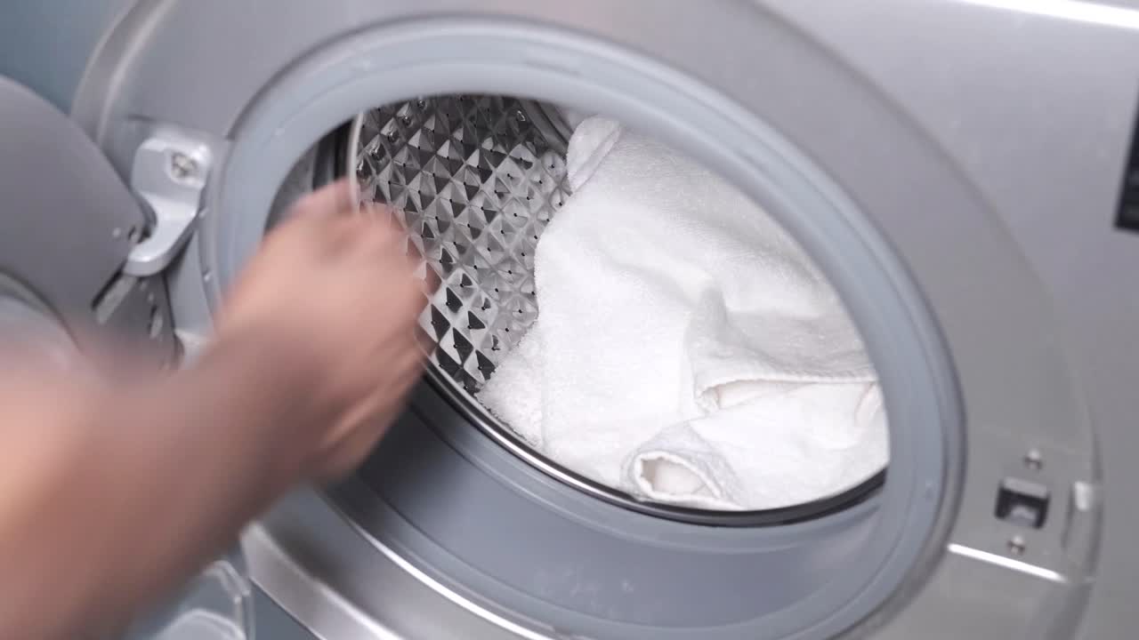 색 수건이 들어있는 개방된 세탁기