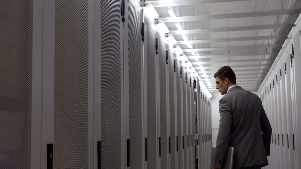 técnico de datos caminando por el vestuario