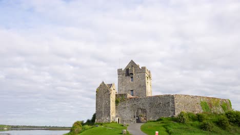 castillo de dunguaire, un monumento histórico del siglo xvi en kinvarra, galway