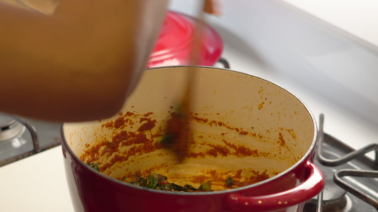 mezclar col rizada y otros ingredientes en una olla para hacer una comida vegana saludable