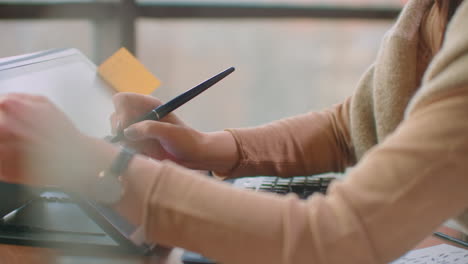 diseñadora gráfica mujer trabajando en la computadora. sección media de jóvenes bonitas asiáticas diseñadora gráfico mujer trabajando en el ordenador en el escritorio en la oficina. esto es un casual