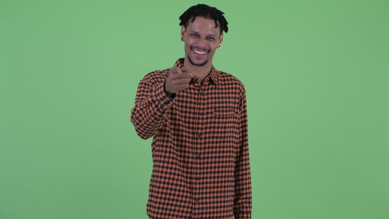 joven feliz y guapo hombre africano con dreadlocks
