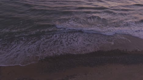 Las-Olas-Del-Mar-Enjuagan-La-Playa-Junto-Al-Mar-Al-Atardecer-1