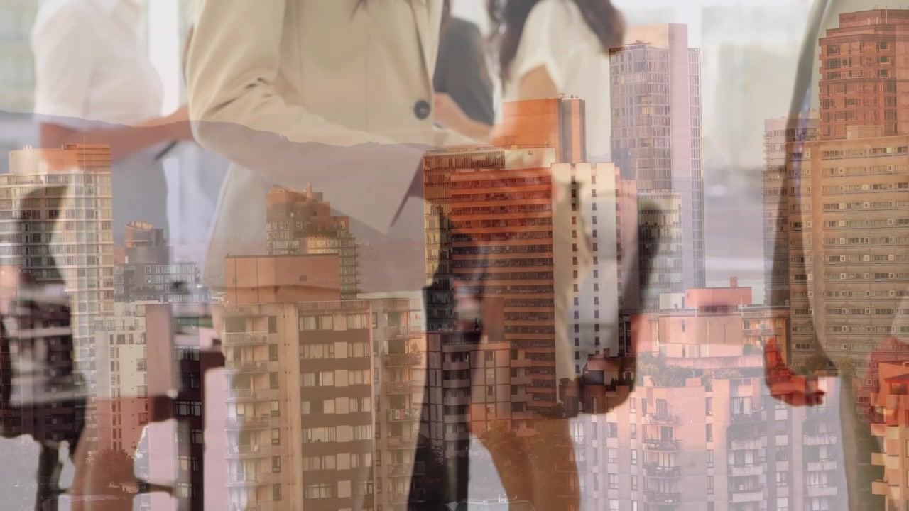 Animación de la parte central de diversos empresarios hablando con un paisaje urbano de fondo