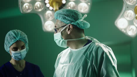 cirujanos en la sala de operaciones