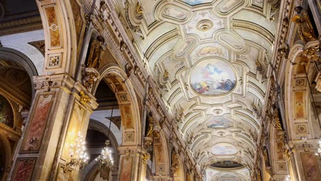 Camión-Panorámico-A-La-Derecha-Del-Arte-Del-Techo-De-La-Catedral-Metropolitana-De-Santiago,-Chile.