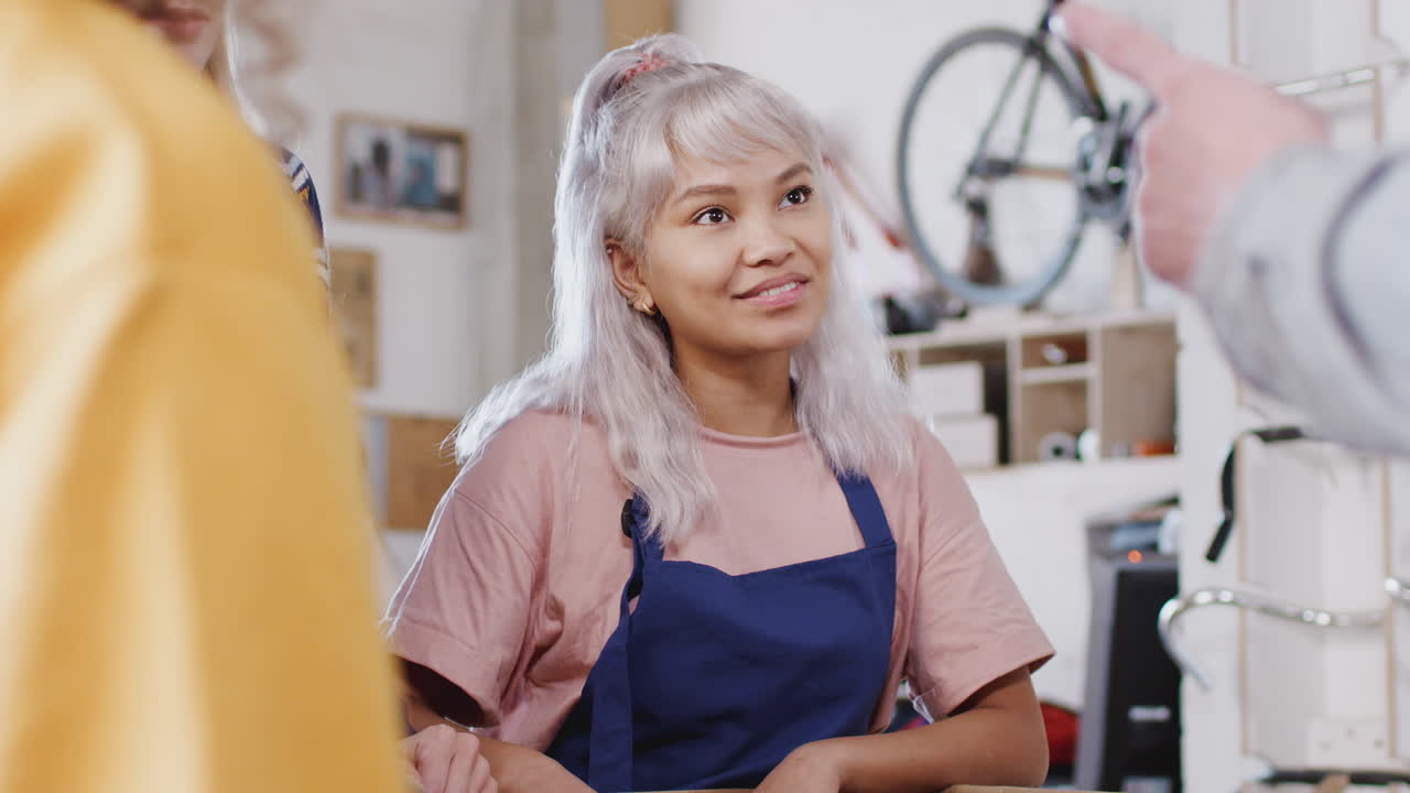 grupo de aprendices femeninas en un taller que aprenden a montar el marco de una bicicleta