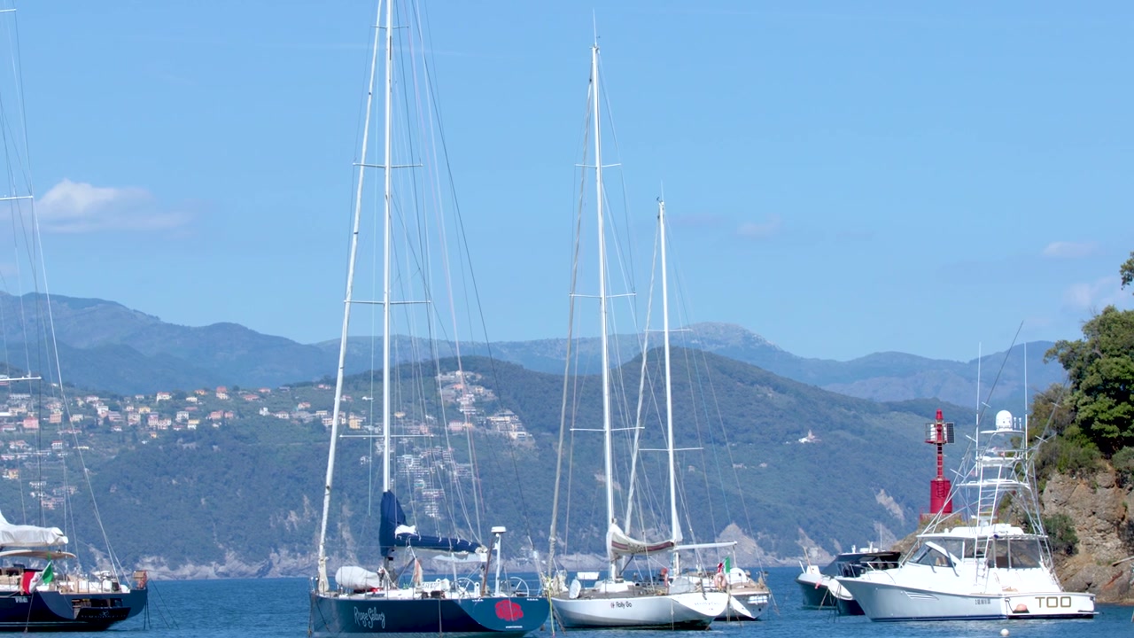 Ampia inquadratura statica di barche a vela e yacht ormeggiati in un porto mediterraneo durante il giorno luminoso