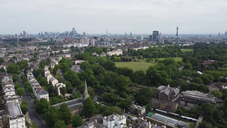 Regents-Canal-Con-El-Horizonte-De-La-Ciudad-De-Londres-En-Segundo-Plano