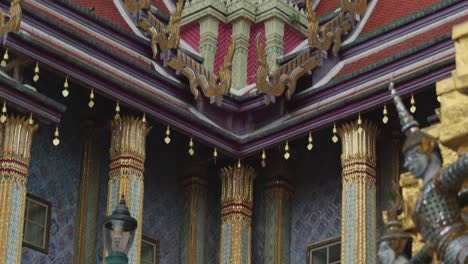 4K-Cinematic-travel-religious-footage-of-the-Temple-of-the-Emerald-Buddha-Wat-Phra-Kaew-in-Bangkok,-Thailand-on-a-sunny-day