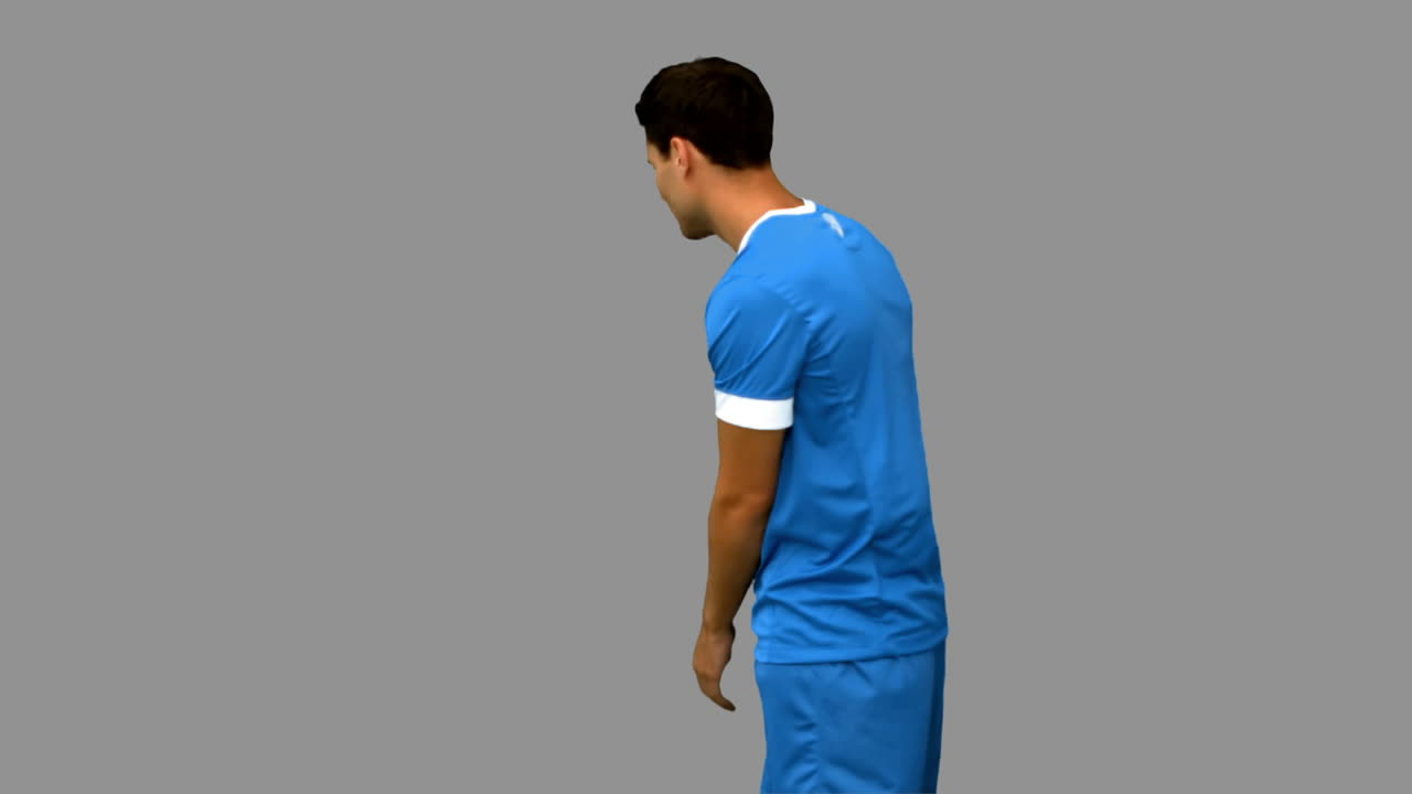 슬픈 축구 선수가 회색 화면에 머리를 들고