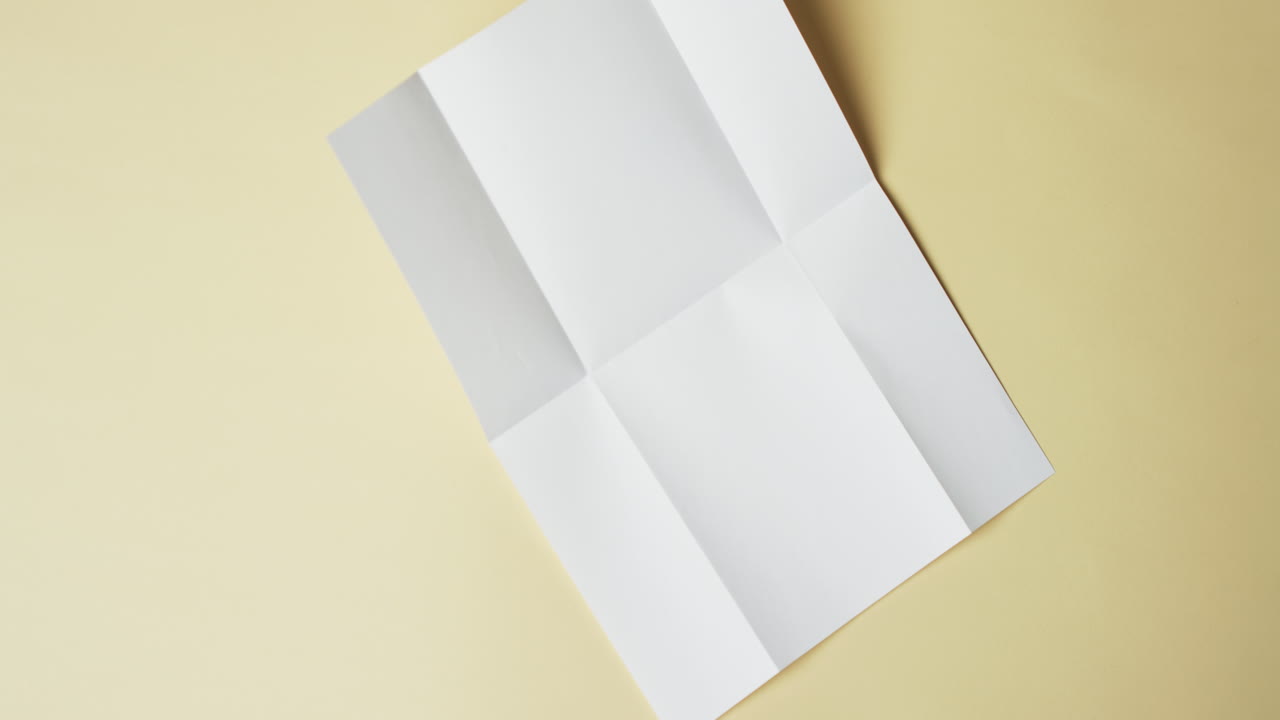 노란색 배경에 주름이 있는  종이 조각의 비디오