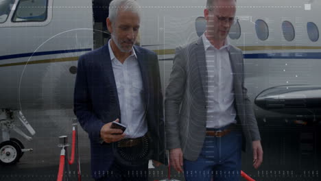 animación de procesamiento de datos sobre dos hombres de negocios caminando cerca de un jet privado