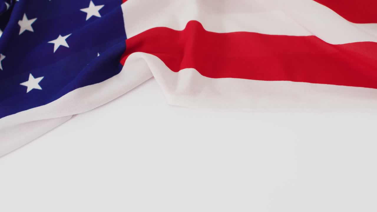 primer plano de la bandera nacional de los estados unidos en fondo blanco con espacio de copia