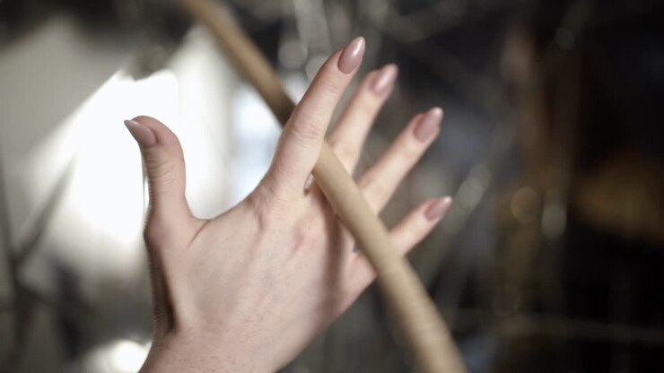 Vrouwenhand die een muziekinstrument bespeelt