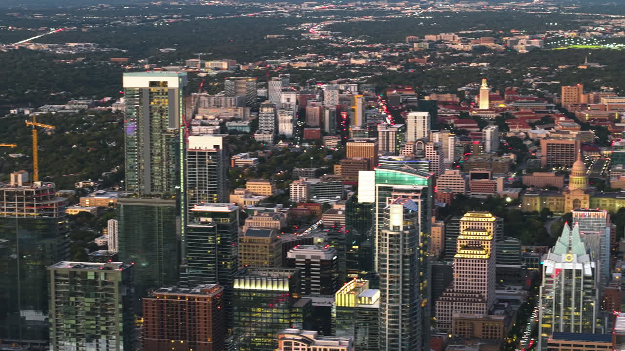 미국 오스틴 시내의 건물과 거리의 텔레포토 드론 촬영