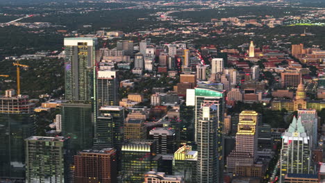 telefoto de aviones no tripulados de edificios y calles en el centro de austin, puesta de sol en estados unidos