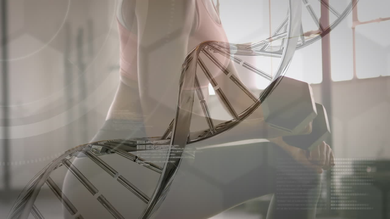 체육관에서 덤벨로 운동하는 건강한 여성의 중간 섹션에 대한 의료 데이터 처리