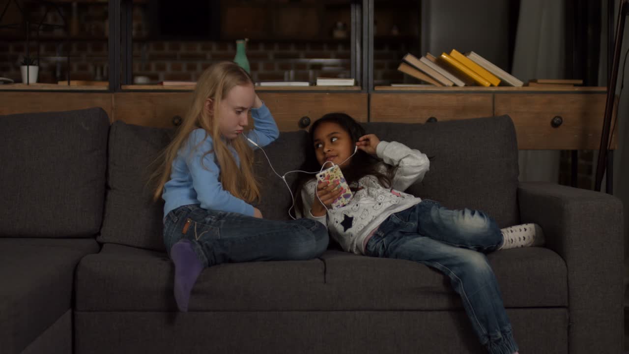 chicas preadolescentes con auriculares escuchando música