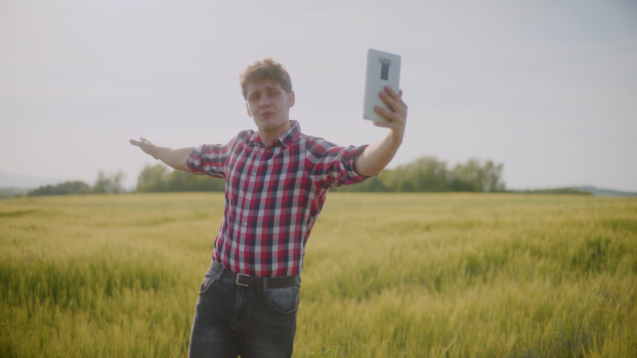 фермер делает селфи на пшеничном поле.