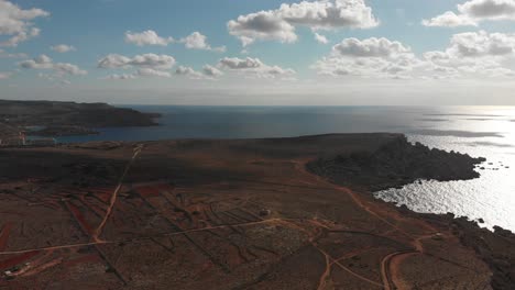 Drohnenvideo-Aus-Der-Luft-Aus-Dem-Norden-Maltas-In-Der-Nähe-Des-Ghajn-Znuber-Turms