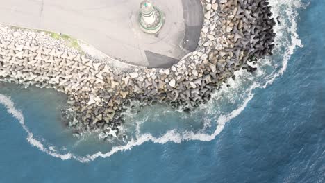 Aerial-top-panning-view-of-the-lighthouse-of-Farol-Do-Molhe-Da-Barra-De-Itajaí,-Santa-Catarina,-Brazil