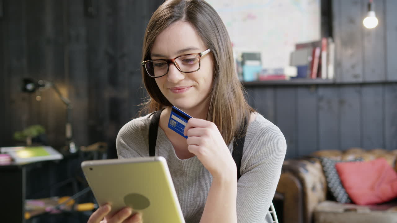 mujer comprando en línea con tableta y