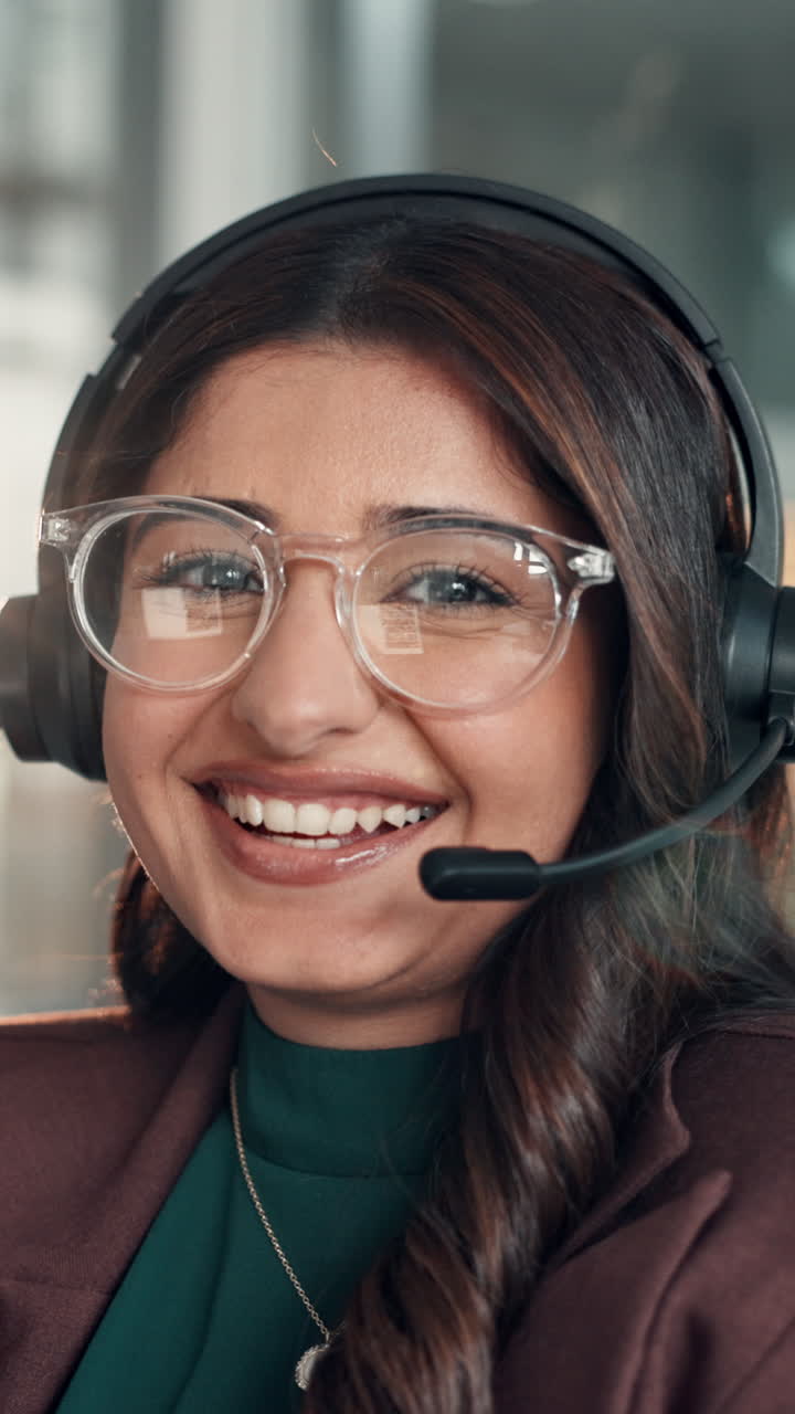 Profesjonell kvinne med headset smiler til kameraet
