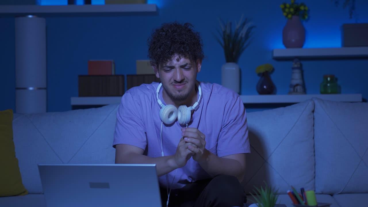 el joven con falta de motivación se enoja consigo mismo y llora.