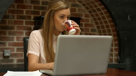 Young-businesswoman-working-on-her-laptop