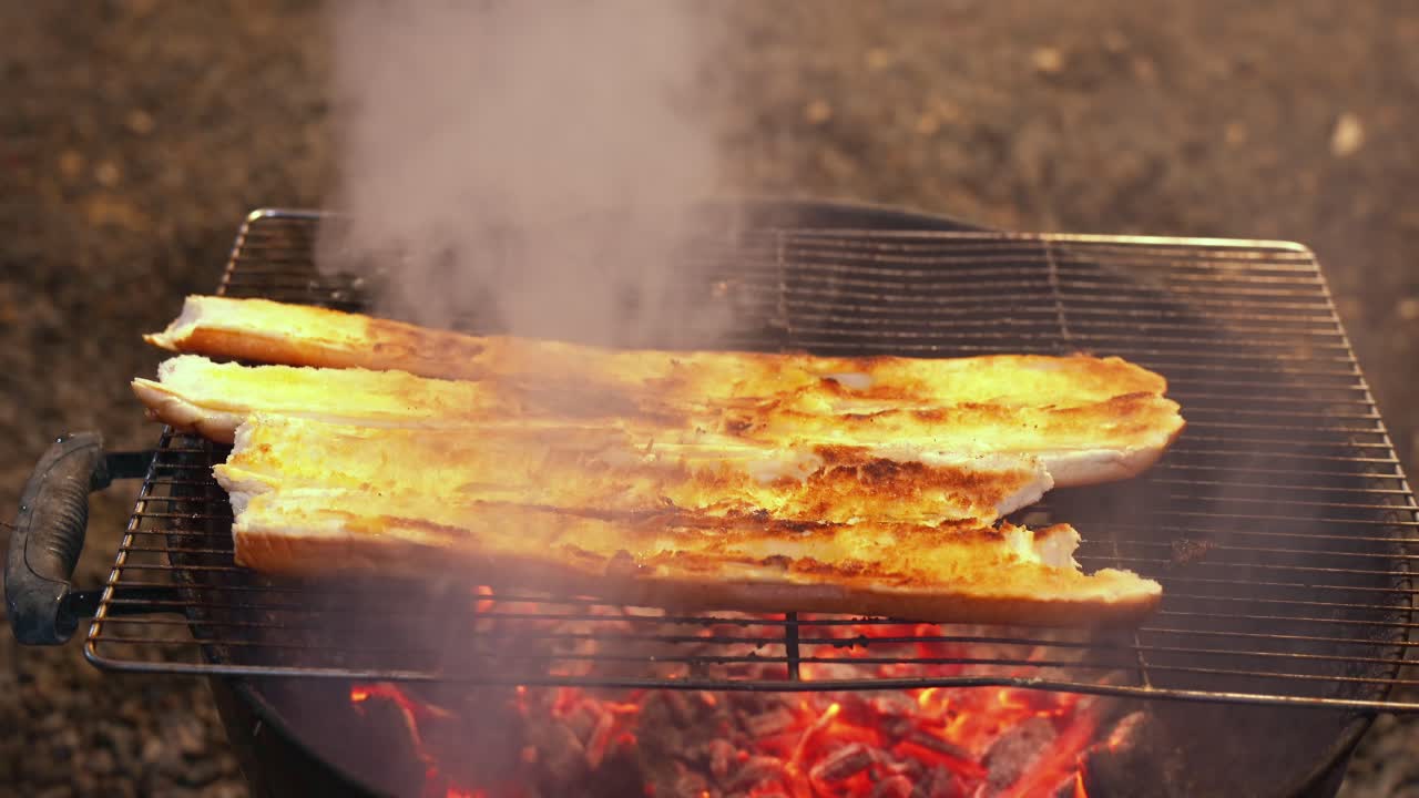 바게트 마늘  ⁇ 의 바베큐, 중년 남자가  ⁇ 을 양념하고, 가족과 친구들과 함께 집에서 저녁 모임