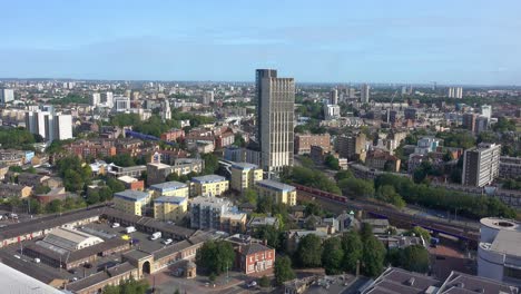 Oficina-De-Londres-Con-Vistas-Al-Ajetreado-Horizonte-Mientras-Dos-Trenes-Dlr-Se-Cruzan