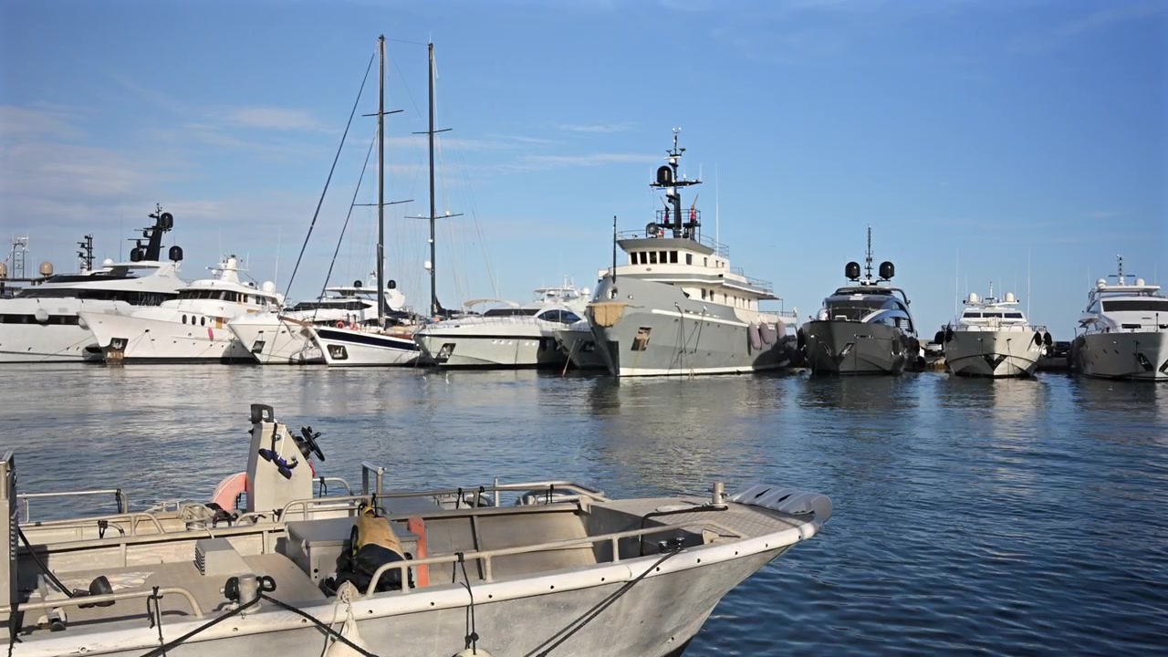 Vista grandangolare del porto turistico di Cannes, pieno di yacht di lusso, barche a vela e superyacht