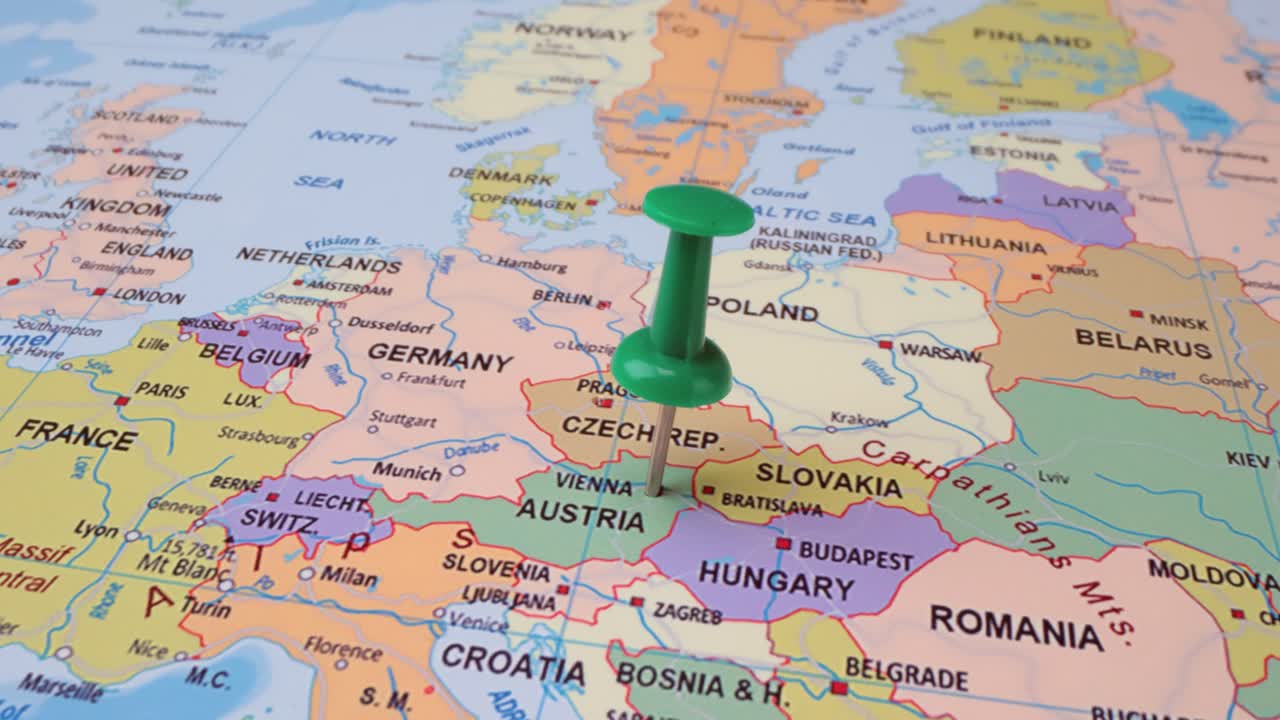 австрия - концепция путешествия с зеленым штифтом на карте мира. точка расположения на карте указывает на вену, столицу австрии.