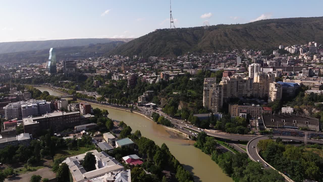 오래된 티블리시, 쿠라 강 위에서 여름날의 공중 풍경을 설정합니다.