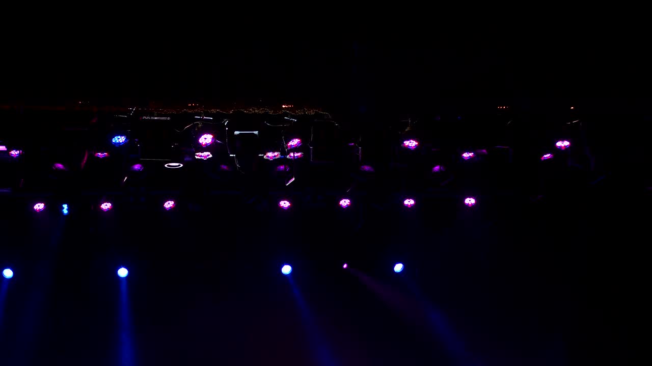 Spotlight, et par lyspunkter på scenen. 4K