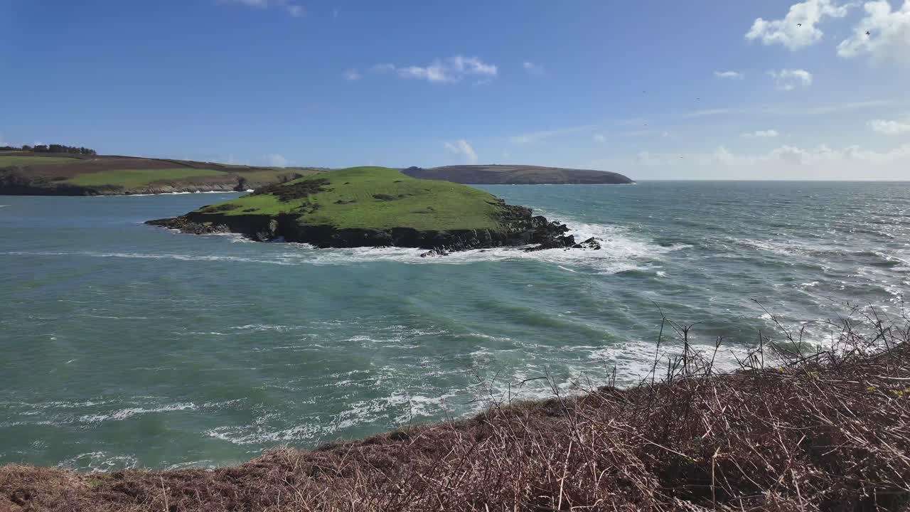 día ventoso y soleado en la costa de west cork, irlanda, con olas y marea