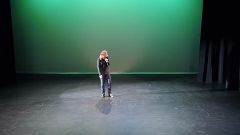 Singer-singing-on-stage-4k