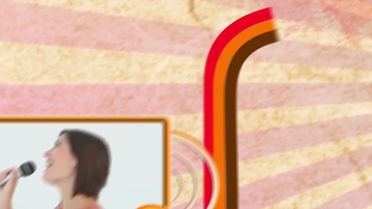 montaje de personas disfrutando del karaoke